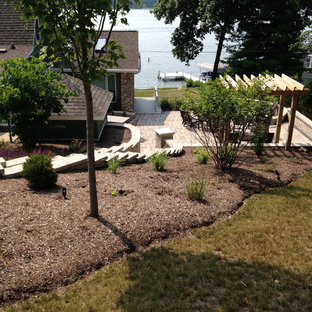 ミルウォーキーの大きいコンテンポラリースタイルのおしゃれな庭の通路 (半日向、斜面・土手、レンガ敷き) の写真