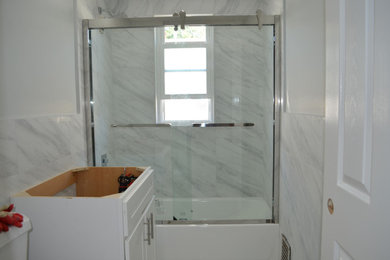 Foto de cuarto de baño actual pequeño con bañera con patas, combinación de ducha y bañera y ducha con puerta corredera