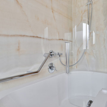 Symbiose von warmen Marmor und Holz | Elegantes Bad in München