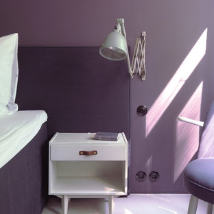Exemple d'une chambre parentale tendance de taille moyenne avec un mur violet, un sol en linoléum, aucune cheminée et un sol blanc.