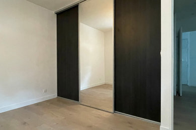 Foto de armario unisex moderno de tamaño medio con armarios tipo vitrina y puertas de armario de madera oscura