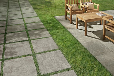 Example of a classic patio design in Toronto