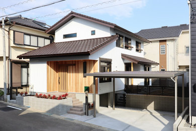 Diseño de fachada de casa blanca y marrón moderna de dos plantas con tejado a dos aguas, tejado de teja de barro y tablilla