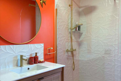 Réalisation d'une petite salle de bain avec une douche ouverte, un carrelage blanc, un mur orange, parquet clair, une grande vasque et meuble simple vasque.