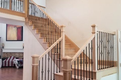 Imagen de escalera recta clásica con escalones de madera, contrahuellas de madera y barandilla de madera