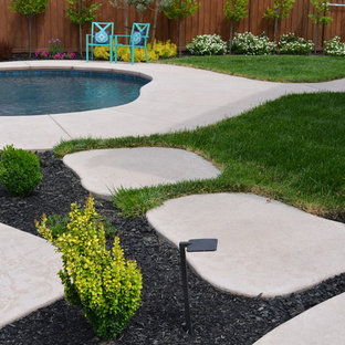 サクラメントの中サイズのオーダーメイドシャビーシック調のおしゃれなプール (噴水、天然石敷き) の写真