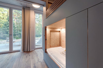 Mittelgroßes Modernes Gästezimmer mit braunem Holzboden in Berlin