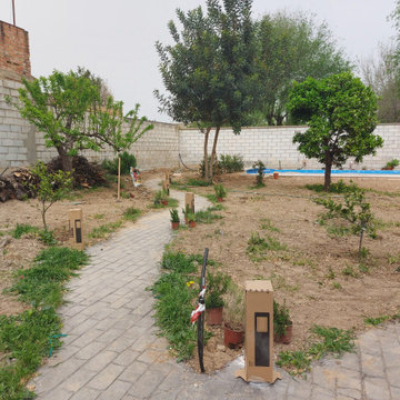 Jardín rural en Villanueva del Ariscal. Caminos de hormigón
