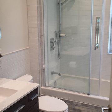 Small 4 piece bathroom - Roncesvalles Village