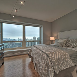 Bild på ett mellanstort vintage gästrum, med grå väggar, bambugolv och beiget golv