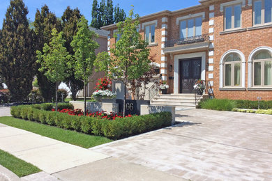 Photo of a transitional landscaping in Toronto.