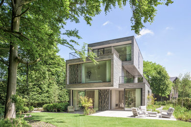 Dreistöckiges Modernes Einfamilienhaus mit grauer Fassadenfarbe in Amsterdam