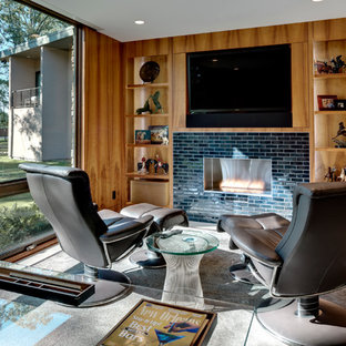 Idéer för ett modernt arbetsrum, med kalkstensgolv, en spiselkrans i trä och en bred öppen spis