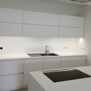 Küche in weiß matt / Mineralwerkstoff