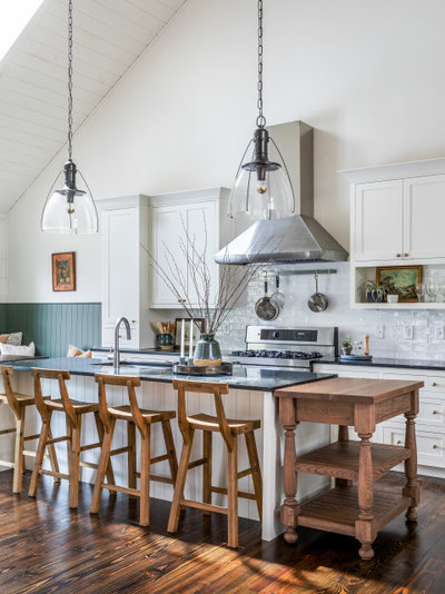 Houzz Tour: Woodsy Lakefront Getaway Designed for Generations