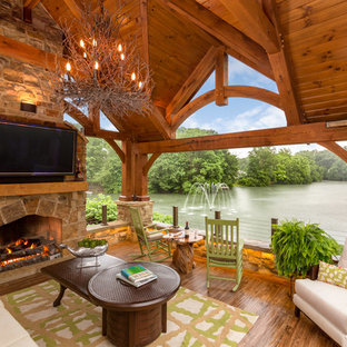 クリーブランドのラスティックスタイルのおしゃれな裏庭のデッキ (屋外暖炉、パーゴラ) の写真