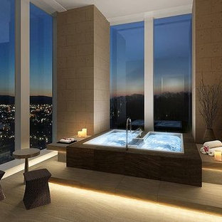 Foto di una grande stanza da bagno padronale moderna con vasca idromassaggio, piastrelle marroni, piastrelle in gres porcellanato, pareti beige, pavimento in gres porcellanato e pavimento beige