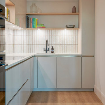 Japandi-inspired Kitchen with Bronze Handleless Channel