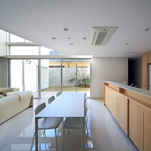 大阪のモダンスタイルのLDKの画像 (白い壁、セラミックタイルの床、白い床)