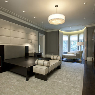 Großes Klassisches Hauptschlafzimmer mit grauer Wandfarbe, dunklem Holzboden, Kamin und Kaminumrandung aus Holz in Chicago