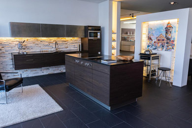 Moderne Wohnküche mit Kücheninsel und schwarzer Arbeitsplatte in Nürnberg