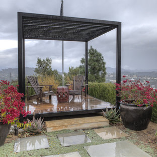 ロサンゼルスのエクレクティックスタイルのおしゃれな裏庭のデッキ (パーゴラ) の写真