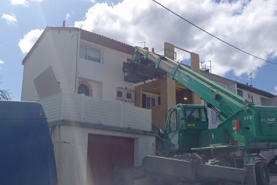 Aménagement d'une façade de maison mitoyenne classique à deux étages et plus avec un toit à deux pans et un toit rouge.