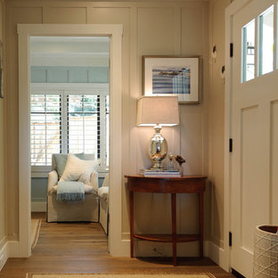 Новый формат декора квартиры: прихожая в морском стиле с бежевыми стенами, одностворчатой входной дверью, белой входной дверью и паркетным полом среднего тона