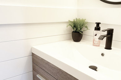 Example of a powder room design in Toronto