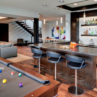 ミネアポリスの巨大なコンテンポラリースタイルのおしゃれなウェットバー (アンダーカウンターシンク、フラットパネル扉のキャビネット、濃色木目調キャビネット、御影石カウンター、白いキッチンパネル、石タイルのキッチンパネル、無垢フローリング) の写真