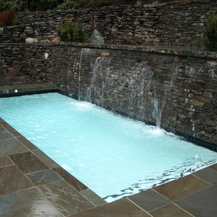 バンクーバーの長方形エクレクティックスタイルのおしゃれなプールの写真