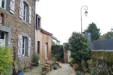 Aménagement d'une façade de maison contemporaine.