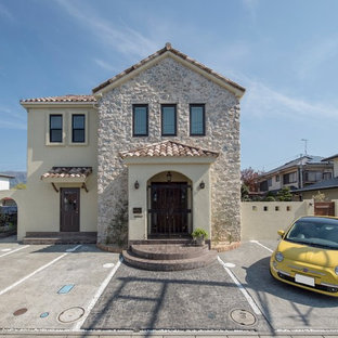 横浜の地中海スタイルのおしゃれな家の外観の写真