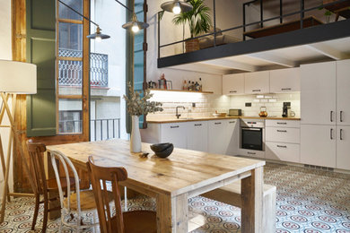 Inspiration for a medium sized industrial kitchen in Barcelona.