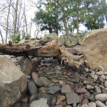 Multiple Bubbling Urn Fountain Feature with Pondless Waterfall