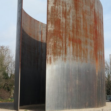 Kunstwerk aus Stahl von Richard Serra: "Viewpoint"