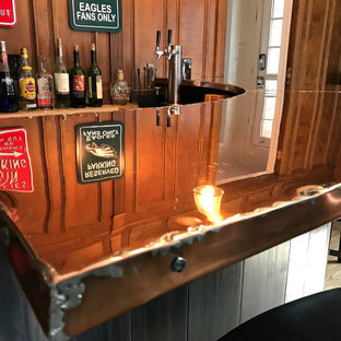 フィラデルフィアの小さいインダストリアルスタイルのおしゃれな着席型バー (オープンシェルフ、黒いキャビネット、銅製カウンター、木材のキッチンパネル、無垢フローリング、オレンジのキッチンカウンター) の写真