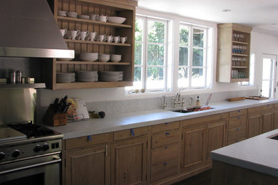 Example of a classic kitchen design in Los Angeles