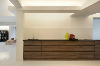 Inspiration for a modern kitchen remodel in Singapore