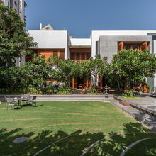 Surat Houzz: An Airy House is Connected to Water, Greenery & Sunlight
