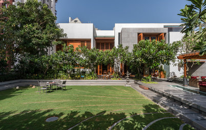 Surat Houzz: An Airy House is Connected to Water, Greenery & Sunlight
