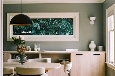 Example of a dining room design in Seattle