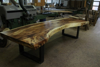 Tisch aus großer Akazienbaumscheibe