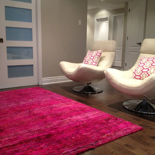 モントリオールの中サイズのモダンスタイルのおしゃれなホームオフィス・仕事部屋 (ベージュの壁、濃色無垢フローリング、暖炉なし) の写真