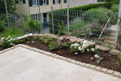 Kleiner Klassischer Vorgarten im Sommer mit direkter Sonneneinstrahlung in Stuttgart