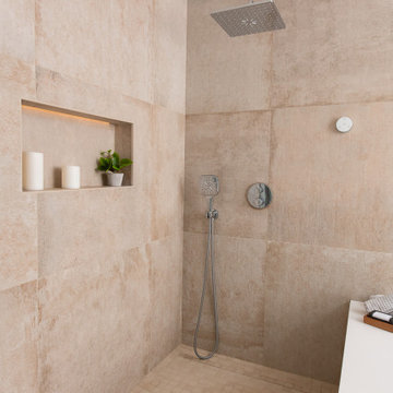 Walk-in Shower with niche and bench