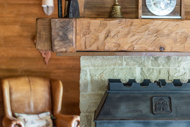 Cette image montre un salon chalet.