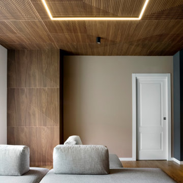 Rivestimento soffitto in legno e parete colorata