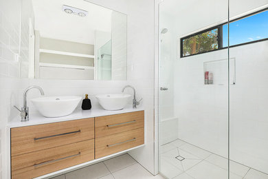 This is an example of a modern bathroom in Sunshine Coast.