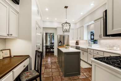 Kitchen - transitional kitchen idea in New Orleans